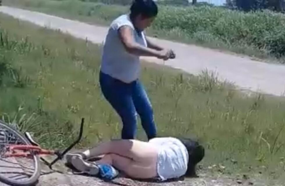 Echaron a una empleada municipal que golpeó brutalmente a una mujer
