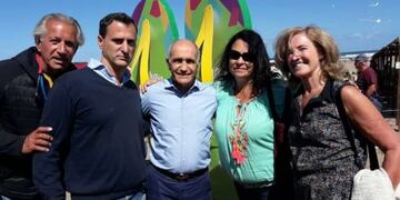 El vicegobernador Daniel Salvador con integrantes de la linea \