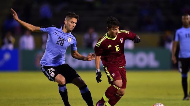Uruguays's player Rodrigo Bentancur (R) vies for the ball with Venezuela's player Ronaldo Lucena during their South American U-20 Championship football match in the Atahualpa stadium in Quito on February 8, 2017. / AFP PHOTO / RODRIGO BUENDIA ecuador quito Rodrigo Bentancur futbol campeonato sudamericano de Sub 20 futbolistas seleccion brasil vs argentina