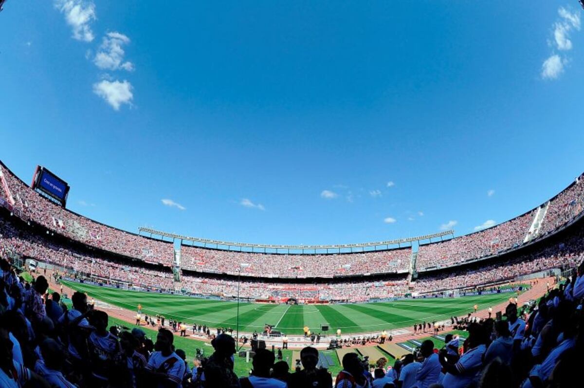 AME9737\u002E BUENOS AIRES (ARGENTINA), 24/11/2018\u002E- Aficionados de River Plate llegan hoy al partido de la final de la Copa Libertadores entre River Plate y Boca Juniors en el estadio Monumental en Buenos Aires (Aregntina)\u002EEFE/ Juan Ignacio Roncoroni