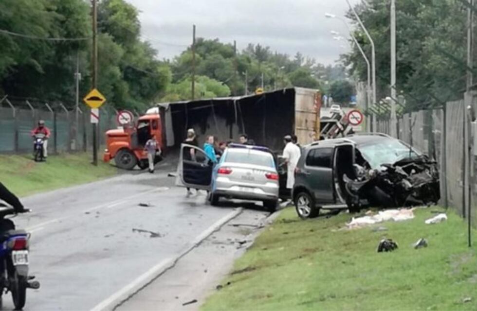 Vuelco de un camión complica el tránsito en el Camino Intercountries