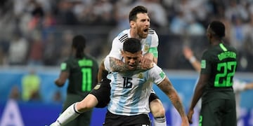 Messi celebra con Rojo