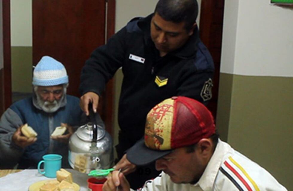 Se vino el frío y la policía de Salta asistió a más de cien personas en situación de calle