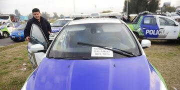 Efectivos de la Policía Bonaerense pasaron la noche en el Puente 12 para reclamar por mejores condiciones laborales\u002E (Clarín)