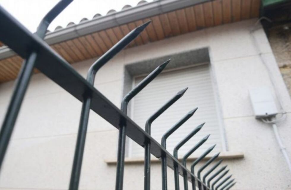 Condenaron a un ladrón que entró a robar y quedó enganchado en una reja