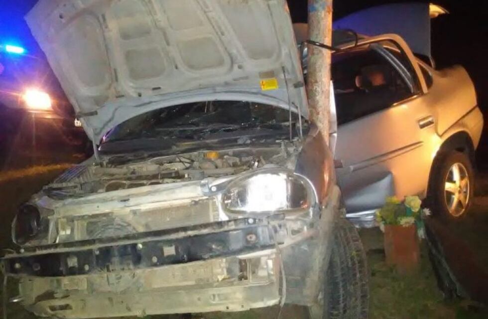 Un vehículo impactó contra una columna y su conductor quedó atrapado