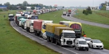 Vehu00edculo bajo agua a la altura de Arroyo Seco.