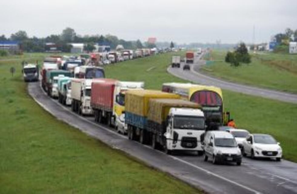 La autopista a Buenos Aires tiene tránsito habilitado, pero se suman otras rutas santafesinas cortadas
