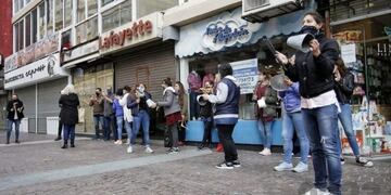 Comerciantes marplatenses hicieron sonar sus alarmas para que los dejen abrir (Foto: 0223)