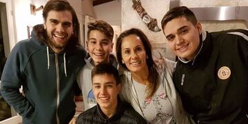 Feliz en la fotocopiadora: la foto del hijo de Batistuta trabajando en Reconquista