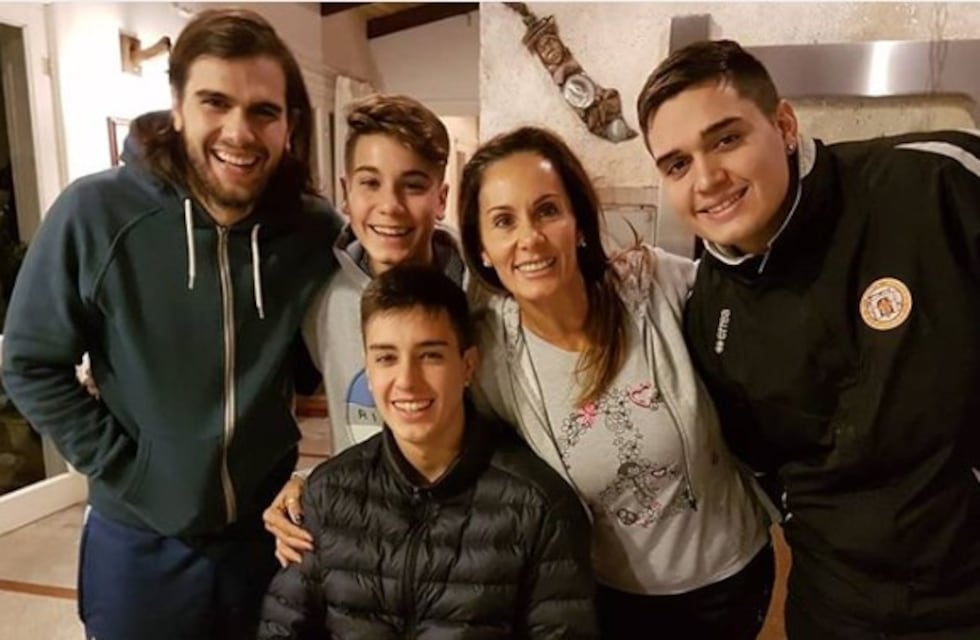 Feliz en la fotocopiadora: la foto del hijo de Batistuta trabajando en Reconquista