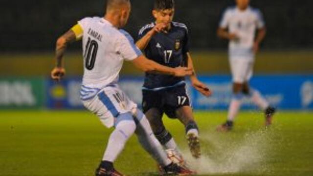 Argentina's footballer Tomas Belmonte vies for the ball with Uruguay's player Matias Vina during their South American Championship U20 football match at the Olimpico stadium Atahualpa in Quito on January 30, 2017. / AFP PHOTO / JUAN CEVALLOS