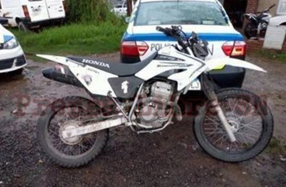 Secuestraron dos motos robadas tras un allanamiento por avenida Alberdi