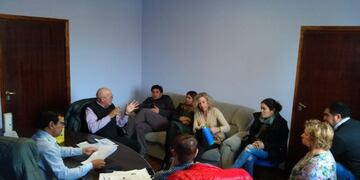 Concejales y funcionarios se reunieron para tratar de resolver la crisis de sueldos en Rawson\u002E