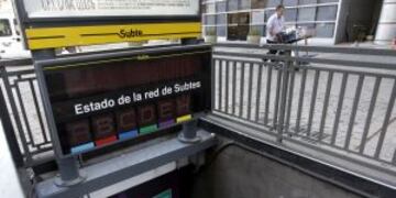 DYN02, BUENOS AIRES 07/12/2015, PARO DE SUBTE.. FOTO: DYN/ALBERTO RAGGIO. ciudad de buenos aires paro total y sorpresivo de subterraneos por la muerte de un operario recorrida por paro subte subterraneo paros huelgas subte subtes subterraneos