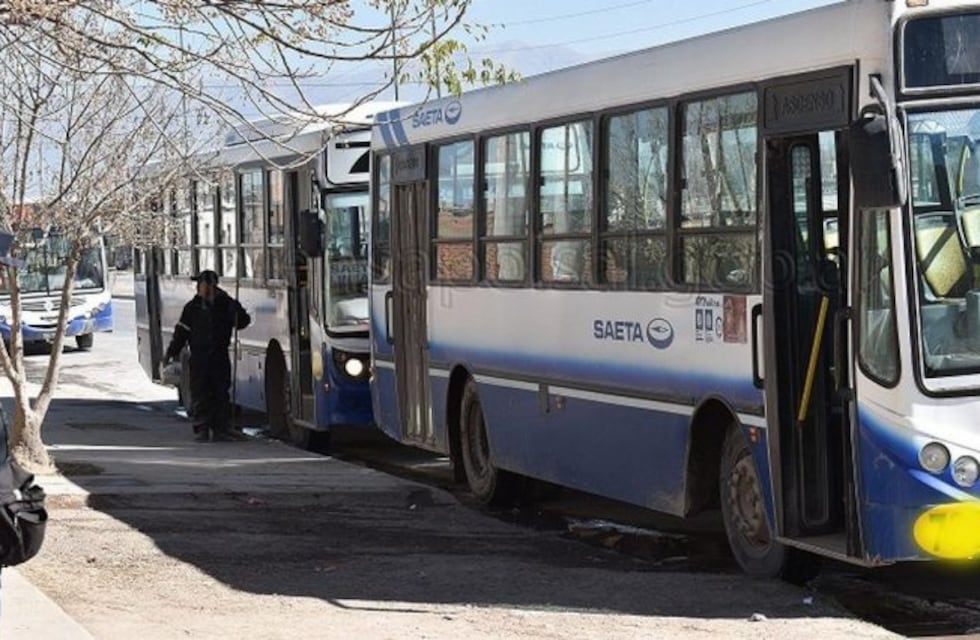 En Salta bajan del colectivo a más de mil personas por día por viajar con permisos falsos