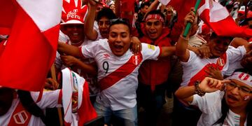La euforia de los hinchas peruanos para recibir a su equipo en Argentina\nFoto: AFP / Emiliano Lasalvia