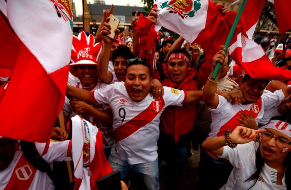 La euforia de los hinchas peruanos para recibir a su equipo en Argentina