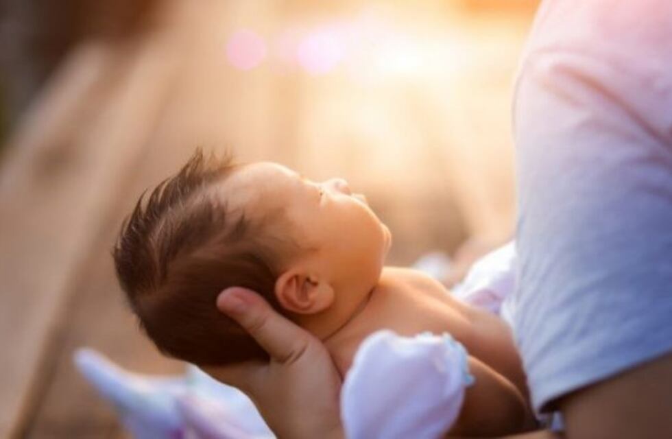 Habló la mujer que dio a luz en la vía pública: "Mi beba y yo le agradecemos al policía que nos ayudó"