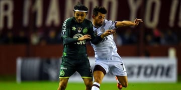 Argentina's Lanus forward Lautaro Acosta (R) vies for the ball with Brazil's Chapecoense defender Apodi during the Copa Libertadores 2017 group first leg football match at Lanus stadium in Lanus, Buenos Aires, Argentina, on May 17, 2017. / AFP PHOTO / EITAN ABRAMOVICH