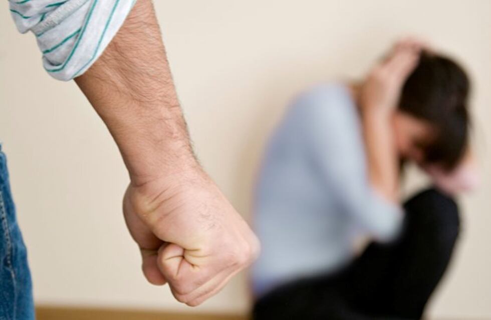 Imputaron a un hombre que golpeó a su pareja y a su bebé
