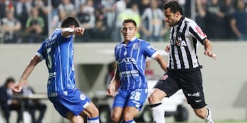 El Tomba aplaude en el final del partido. Foto: Douglas Magno.