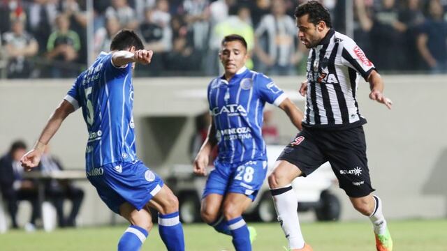 El Tomba aplaude en el final del partido. Foto: Douglas Magno.