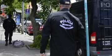 Aislaron a 120 miembros de la Policía Aeroportuaria en Bariloche por coronavirus