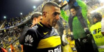 DYN616, BUENOS AIRES 18/12/2016, BOCA JRS. VS COLON DE SANTA FE. CARLOS TEVEZ SE RETIRA DEL ESTADIO AL FINALIZAR  EL PARTIDO.rnFOTO:DYN/PABLO AHARONIAN. cancha de boca juniors carlos tevez campeonato torneo primera division 2016 futbol futbolistas partido