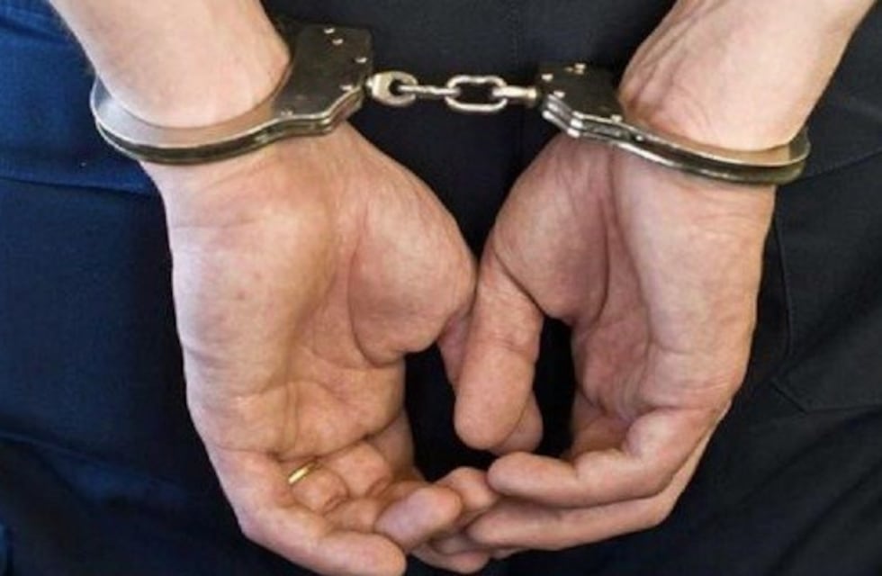 Acusan a un policía de abusar de un niño en una escuela