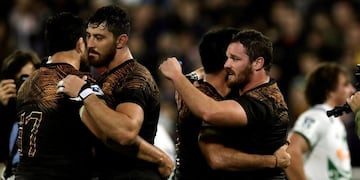 Argentina's Jaguares players celebrate after defeating New Zealand's Chiefs at the end of their Super Rugby quarters final match at Jose Amalfitani stadium in Buenos Aires, on June 21, 2019\u002E (Photo by ALEJANDRO PAGNI / AFP)