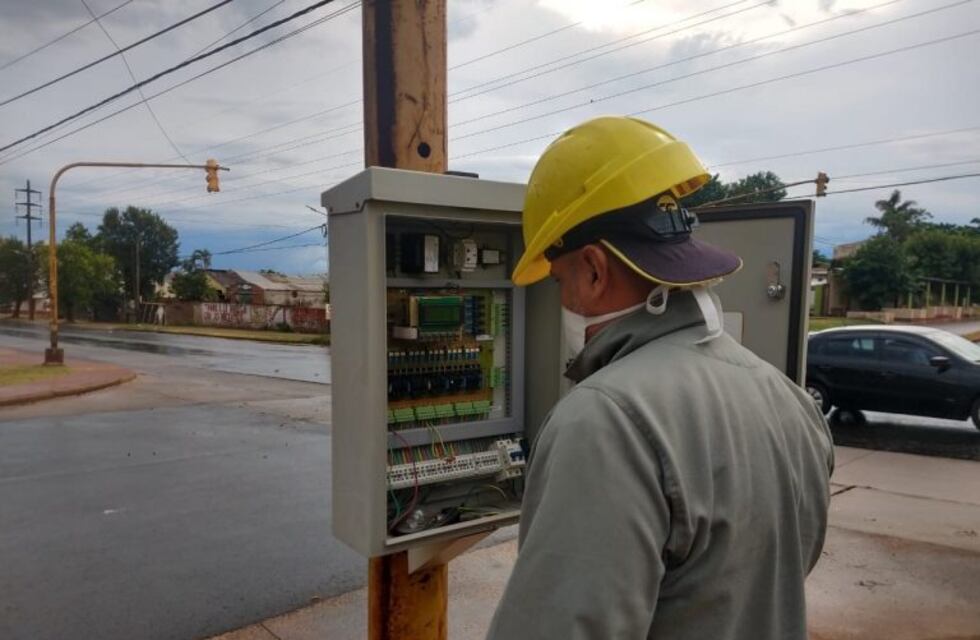 Cambio de lámparas quemadas en semáforos durante la tormenta del domingo y este lunes