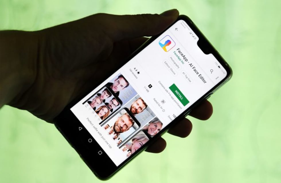 Alerta por una versión falsa de "FaceApp" que hackea tu teléfono