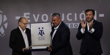 Alejandro Sabella fue homenajeado en la AFA\u002E (Twitter/@afa)