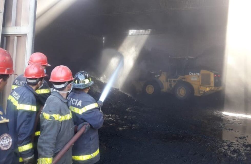 Controlan un fuerte incendio de un depósito de carbón en Palpalá