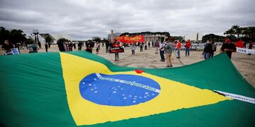 Demonstrators take part in a protest against Brazil's President Jair Bolsonaro in front of Planalto Palace, amid the coronavirus disease (COVID-19) outbreak, in Brasilia, Brazil May 20, 2020\u002E REUTERS/Adriano Machado