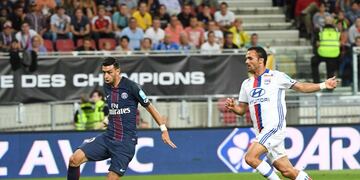 Paris Saint-Germain's Argentinian midfielder Javier Pastore (L) scores the first goal next to Lyon's French defender Jeremy Morel (R) during the French Supercup Champions trophy (Trophu00e9e des Champions) football match Paris Saint-Germain vs Olympique Lyonnais in Klagenfurt, Austria, on August 6, 2016. / AFP PHOTO / BORIS HORVAT austria javier pastore Supercopa de Francia 2016 futbol futbolistas partido paris saint germain Olympique Lyonnais
