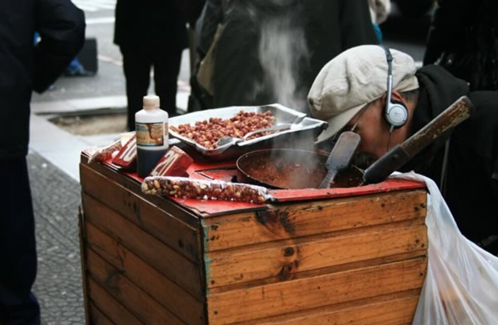 Por mano propia: vecinos le destrozaron el puesto de garrapiñadas a sujeto que le mostraba sus genitales a los niños