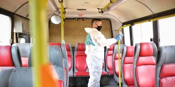 Los ómnibus fueron desinfectados siguiendo el protocolo sanitario por COVID-19\u002E (@_santafecapital)