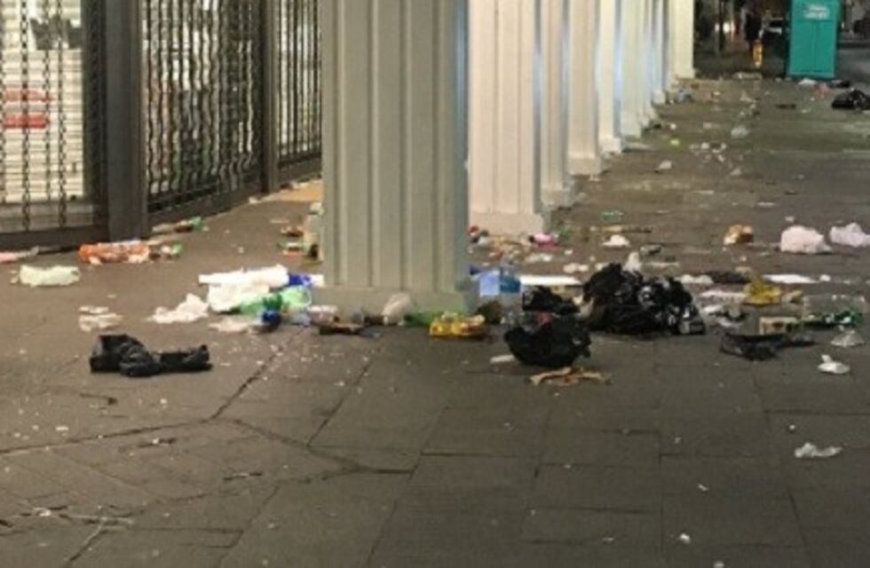 CNCO pasó por Rosario y sus fans dejaron suciedad en el microcentro