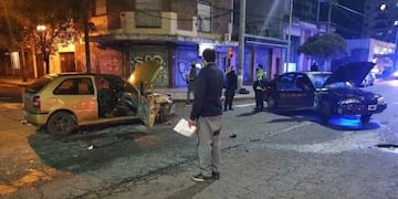 Espectacular choque: dos peatones corrieron a tiempo y se salvaron de ser atropellados (Foto: 0223)