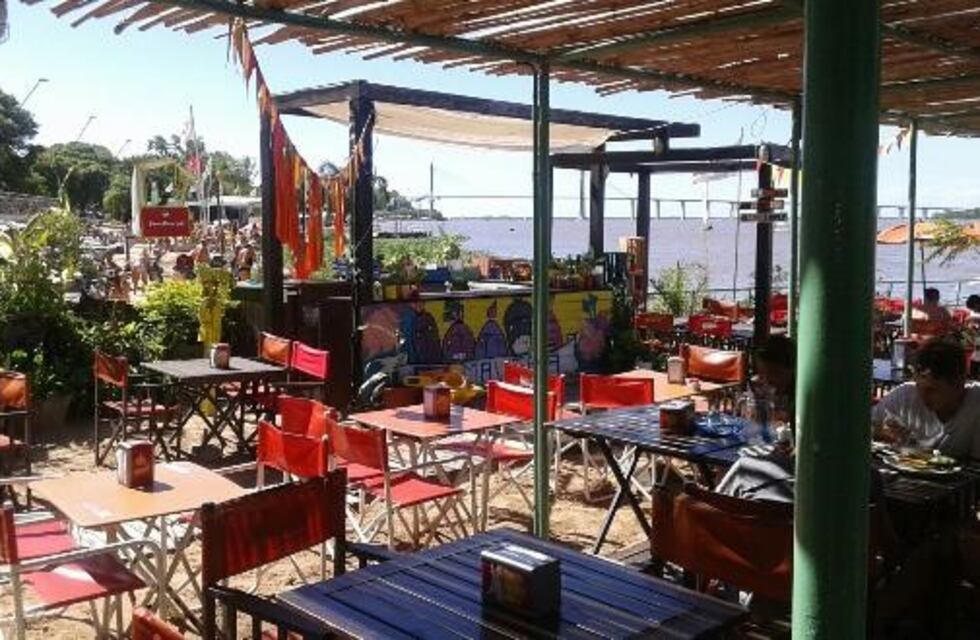 Piden informes sobre los bares de la costa que encontraron enganchados a la luz