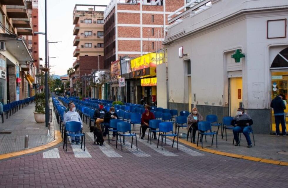 Con mil sillas repartidas en cuatro bancos capitalinos Catamarca esperó a los jubilados