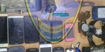 La policía de Mendoza secuestro estupefacientes, armas, dinero y celulares pertenecientes a la banda de \