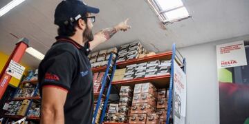 Uno de los empleados del lubricentro muestra el boquete hecho por los ladrones\u002E