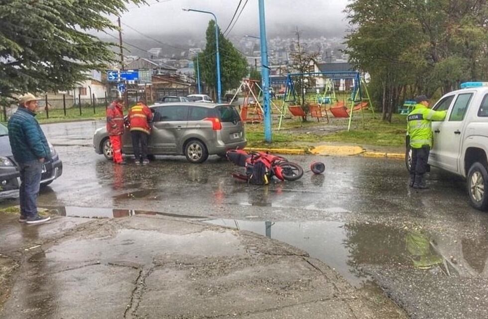 Un motociclista terminó herido luego de chocar contra un auto