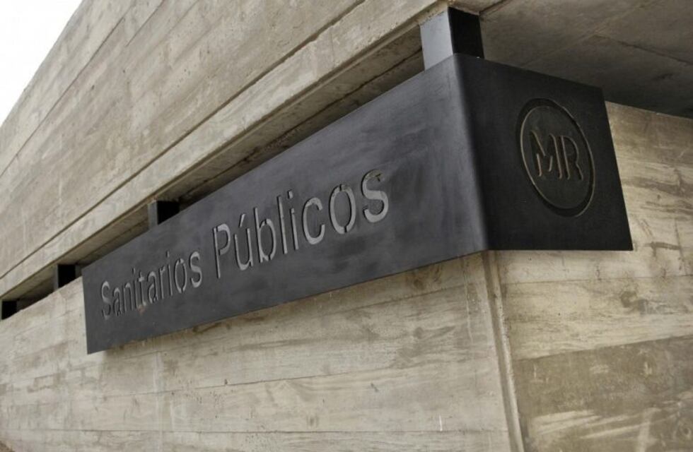 Falta luz en los baños para los visitantes al Monumento