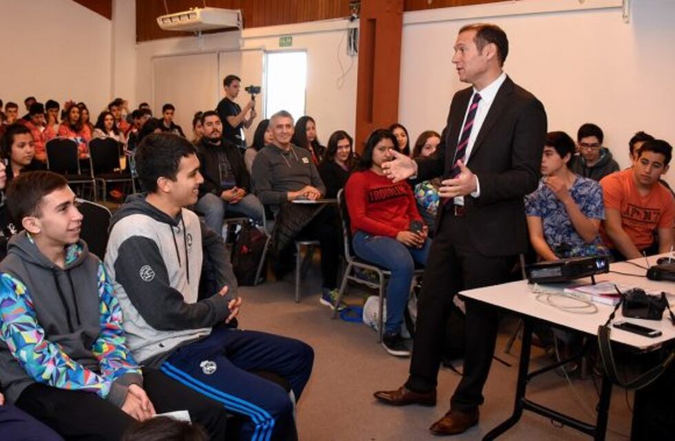 Gutiérrez visitó la Expo Vocacional en el Espacio Duam