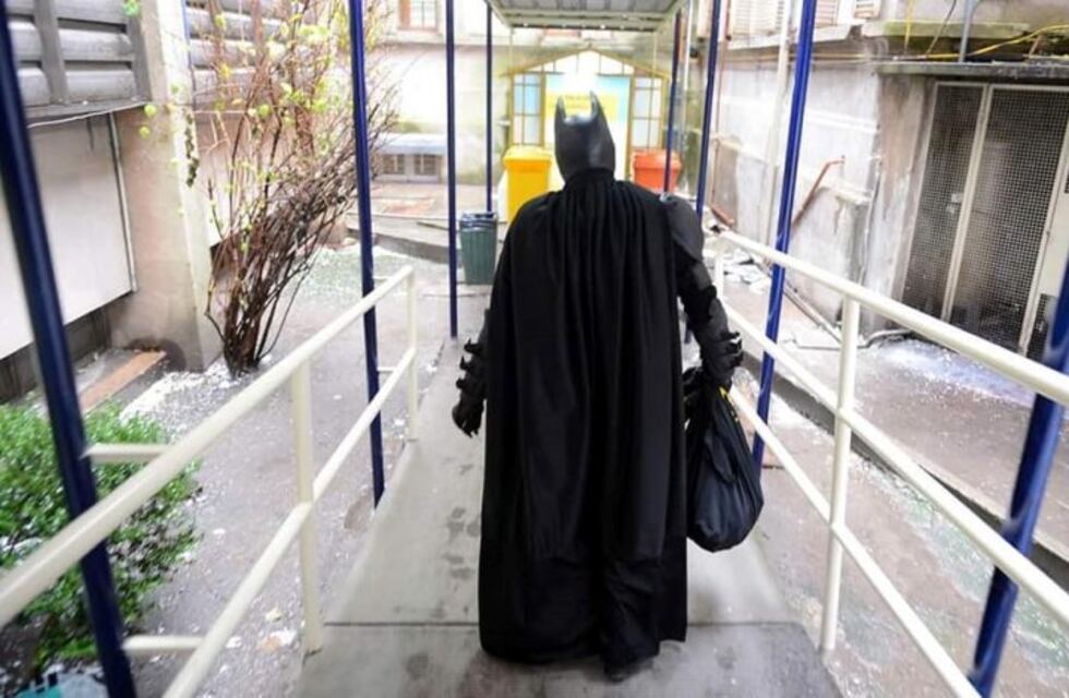 El Batman platense inaugura una "mini ciudad Gótica" para los niños del hospital