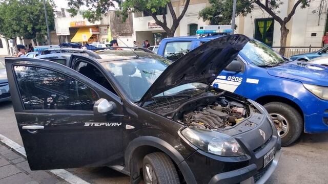 El auto que fue robado del lavadero era un Renault Sandero. Fue hallado entre calles San Martín y Bartolomé de Las Heras.